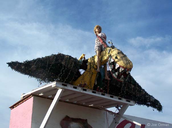 [bizarre_66pet-hol_7249.jpg]