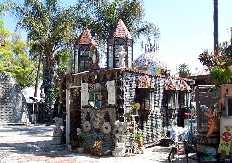 [bizarre_beerbottlechapel100_1107.jpg]