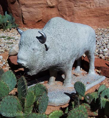 [bizarre_buffalostatues10.jpg]