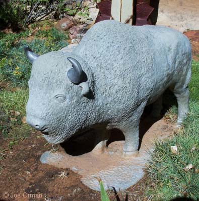 [bizarre_buffalostatues11.jpg]