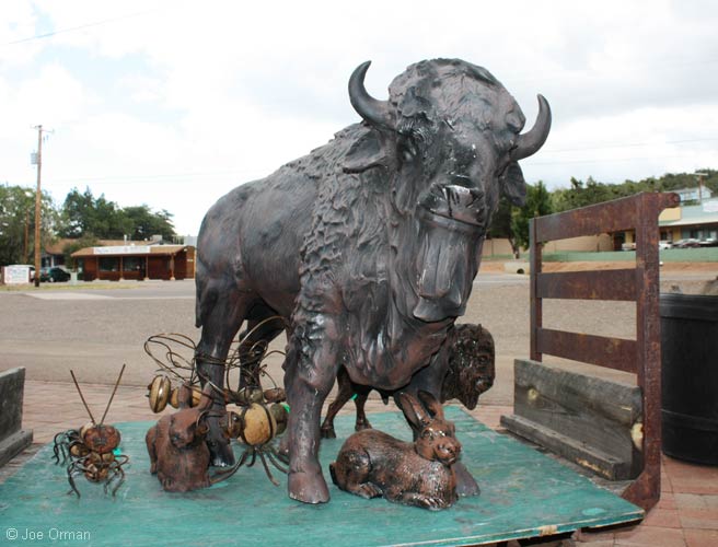 [bizarre_buffalostatues15.jpg]