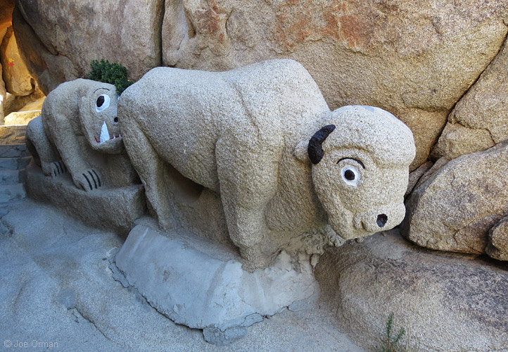 [bizarre_buffalostatues32.jpg]