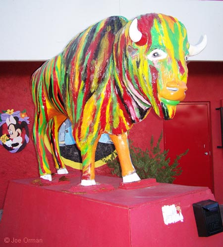[bizarre_buffalostatues7.jpg]