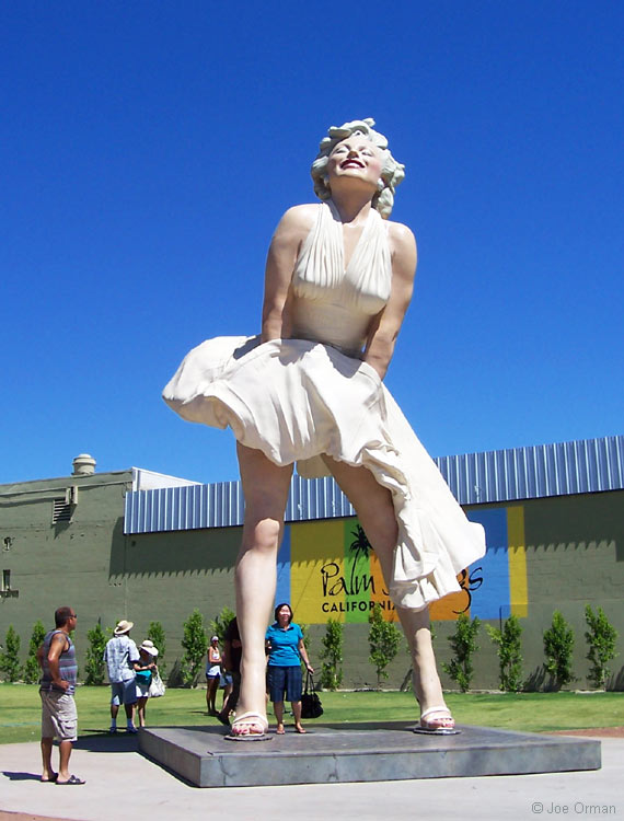 [bizarre_forevermarilyn1.jpg]