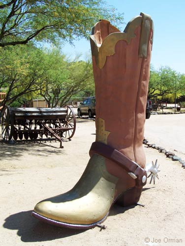 [bizarre_giantboots3.jpg]