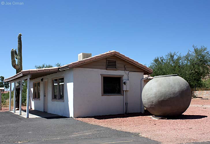 [bizarre_giantpots2.jpg]