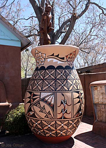 [bizarre_giantpots3.jpg]