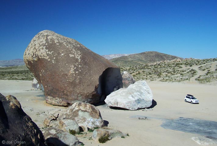 [bizarre_giantrock1.jpg]