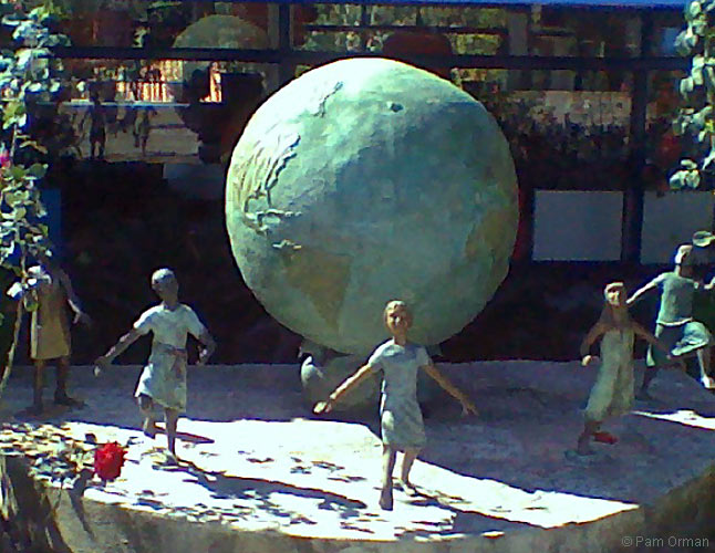 [bizarre_globes1018091045a.jpg]