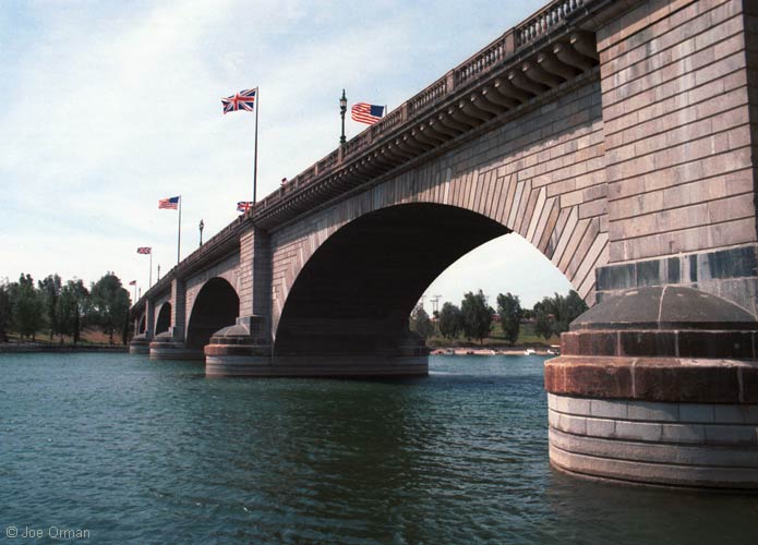 [bizarre_londonbridge.jpg]