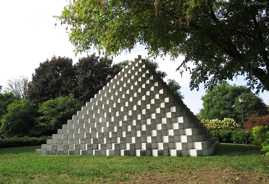 [bizarre_pyramidDC1.jpg]