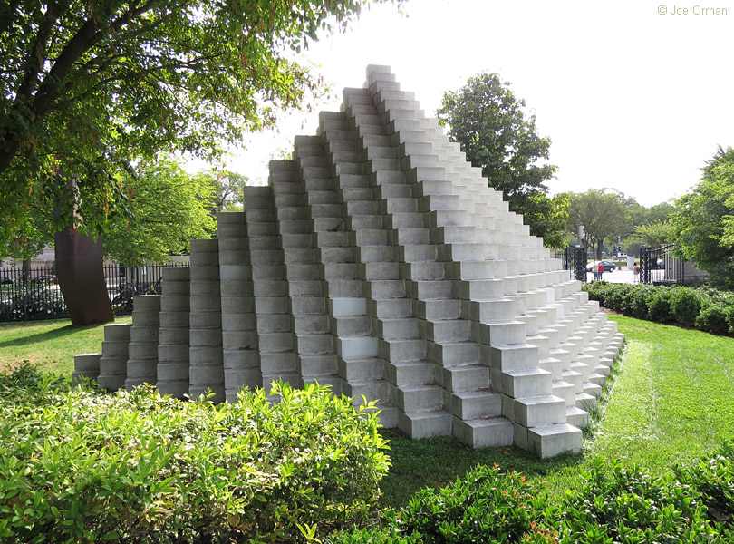 [bizarre_pyramidDC2.jpg]