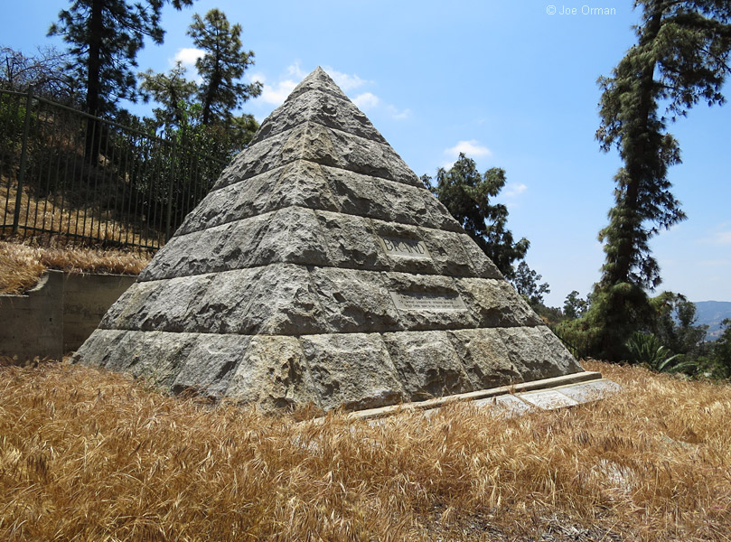 [bizarre_pyramidbrand1.jpg]