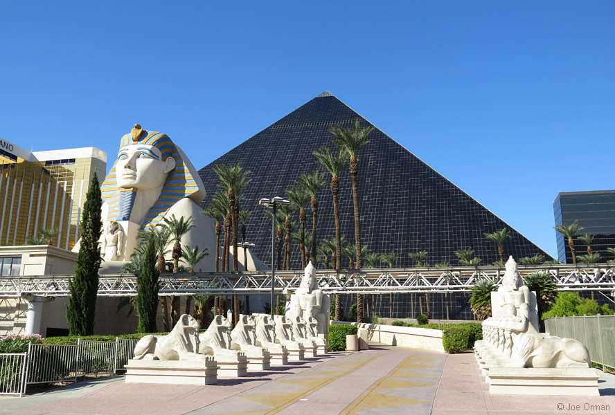 [bizarre_pyramidluxor1.jpg]