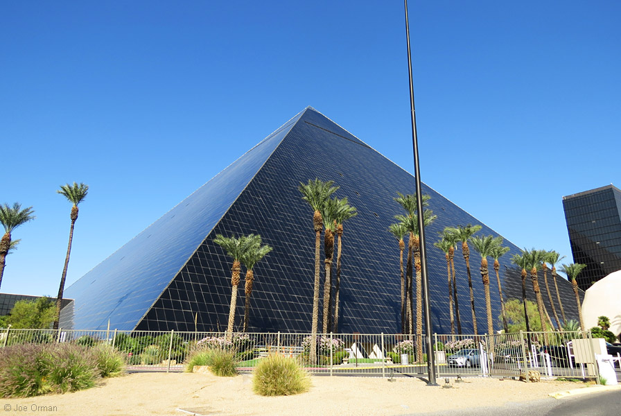 [bizarre_pyramidluxor2.jpg]