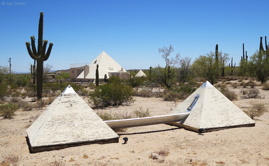 [bizarre_pyramidmaricopa2.jpg]