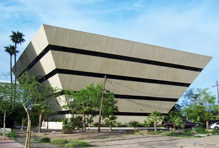 [bizarre_pyramidoncentral1.jpg]