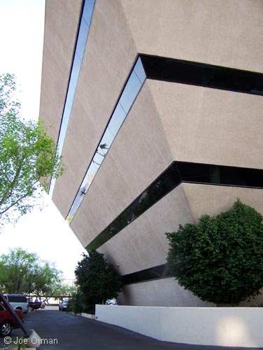 [bizarre_pyramidoncentral2.jpg]