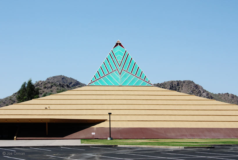 [bizarre_pyramidonshea1.jpg]