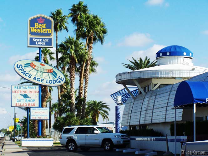 [bizarre_spaceage1.jpg]