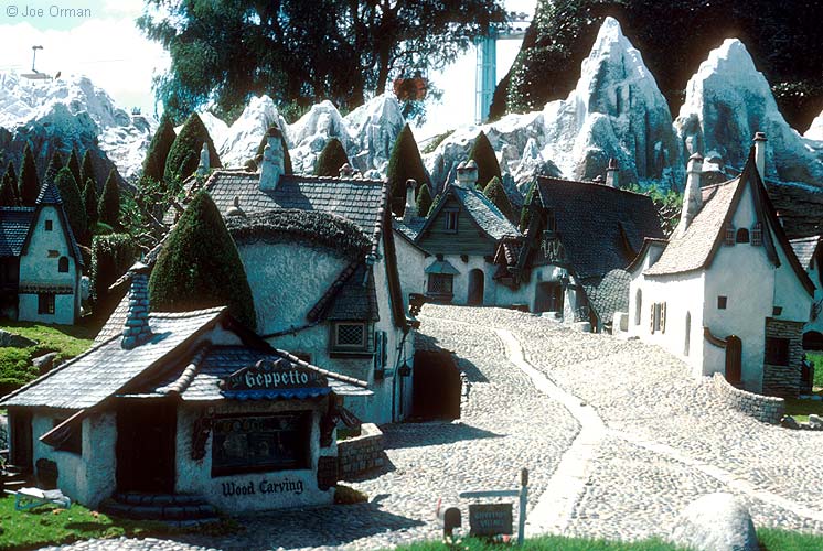 [bizarre_storybookland1.jpg]