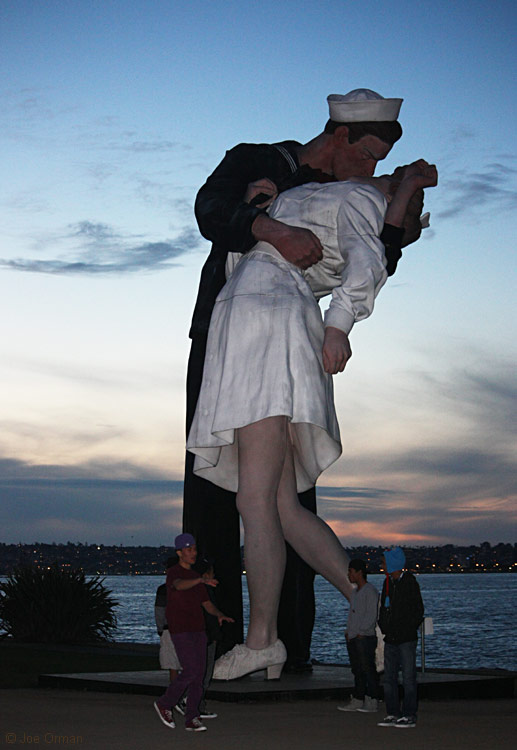 [bizarre_surrender.jpg]