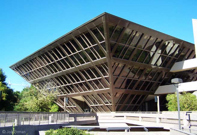 [bizarre_tempecityhall2.jpg]