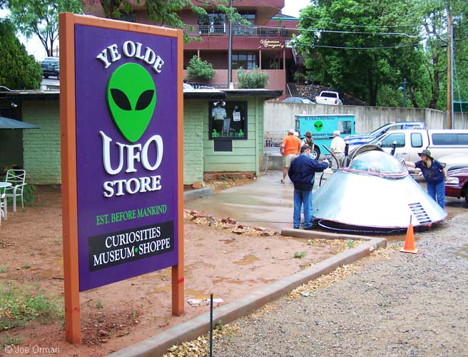 [bizarre_ufostore1.jpg]