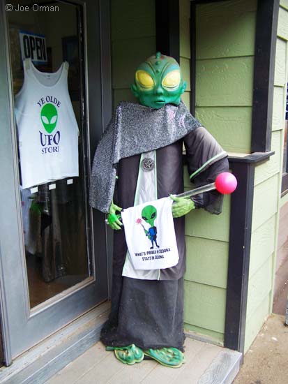 [bizarre_ufostore5.jpg]