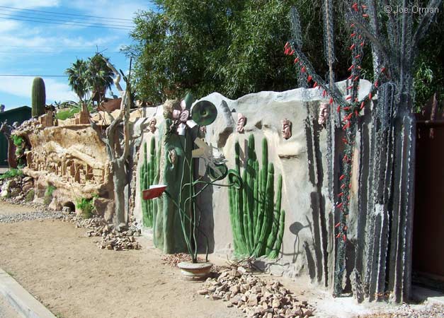 [bizarre_wallguy3.jpg]